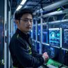 技术监控工程师王磊，负责草社区地址一地址二的7×24小时可用性监控，背景为服务器机房